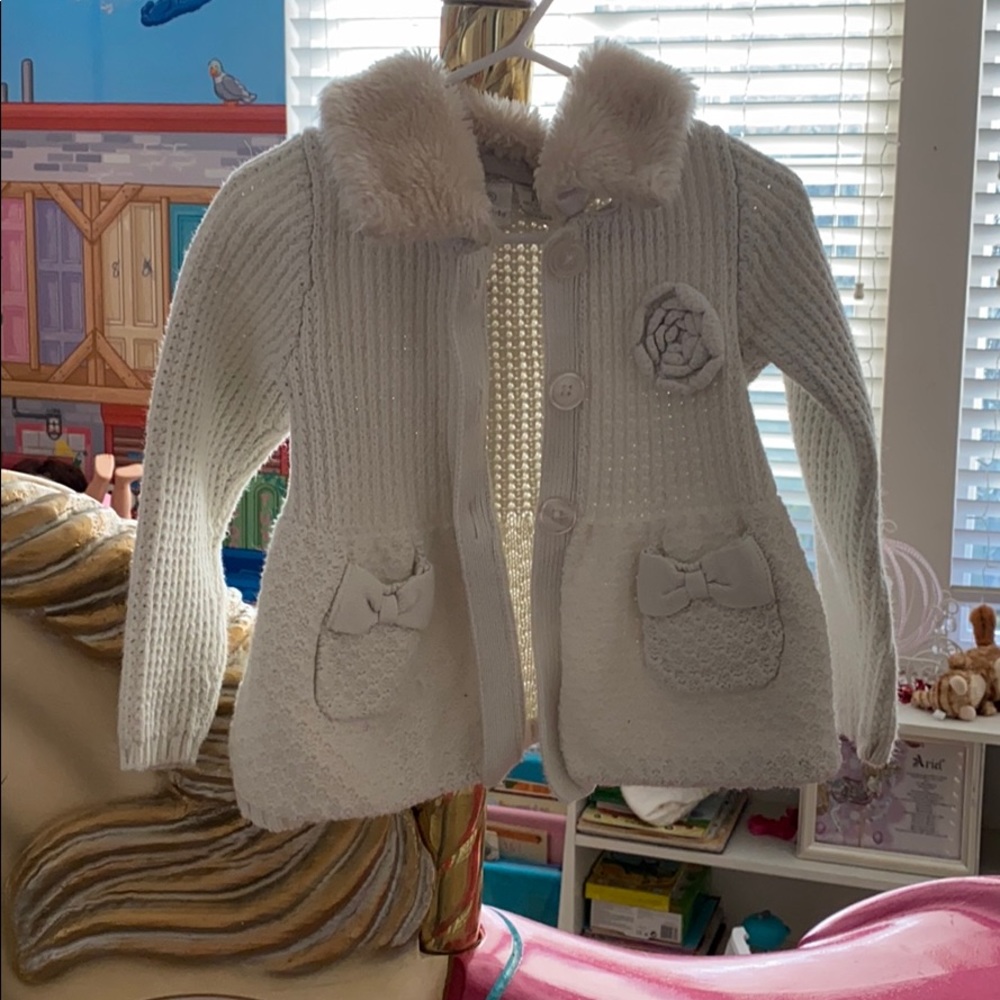 Girls sweater with detachable collar